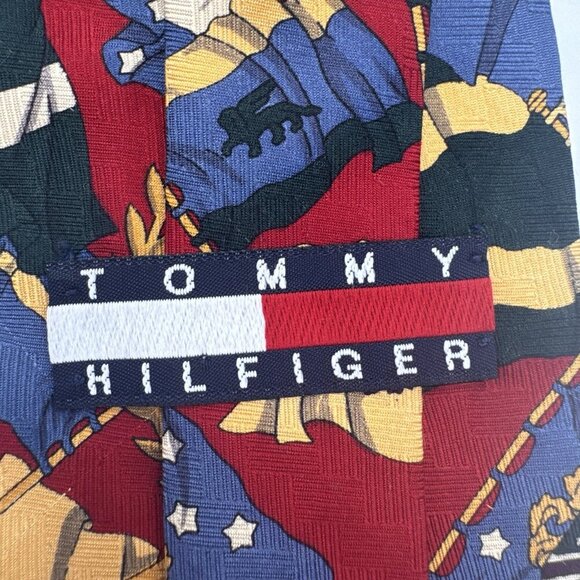 Vintage Tommy Hilfiger Men's Tie 100% Italian Silk USA Made Flags Crest Logo Red - Picture 2 of 8
